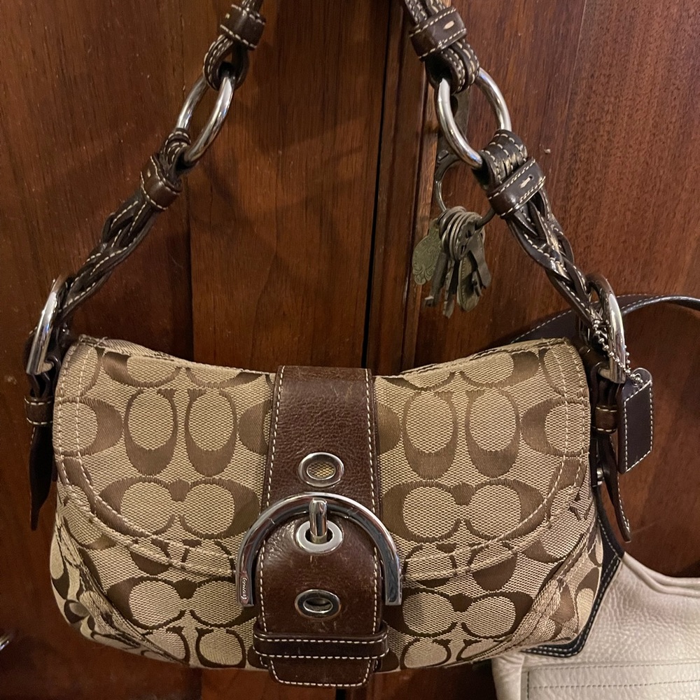 Vintage Coach Shoulder bag.  Tan Canvas signature print exterior.